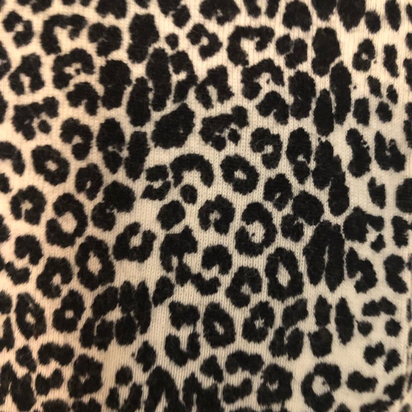 Express Leopard V-neck Top - Picture 5 of 7